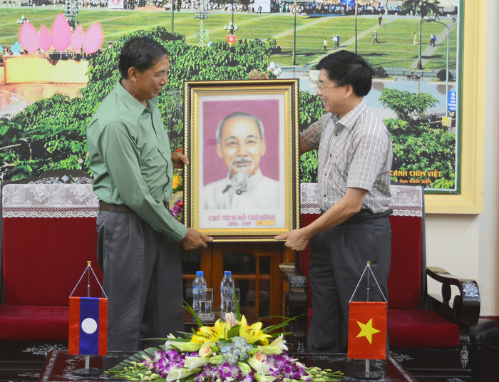 Đồng chí Đăm Đy Năn Tha Vông thay mặt đoàn công tác nhận món quà của Thường trực Tỉnh ủy Nghệ An trao tặng. Ảnh: Thu Giang
