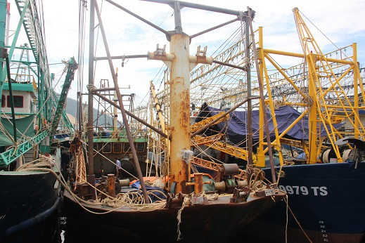 Dù mới hạ thủy từ năm 2016 nhưng hiện nay nhiều tàu vỏ thép của ngư dân Bình Định bị rỉ sét khắp nơi. Ảnh: Dũ Tuấn