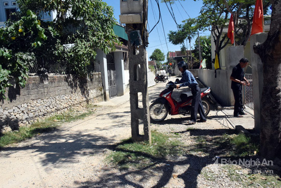 Một cái trun điện án ngữ ngay giữa lòng đường của xóm , xã Văn Thành (Yên Thành). Ảnh Xuân Hoàng 