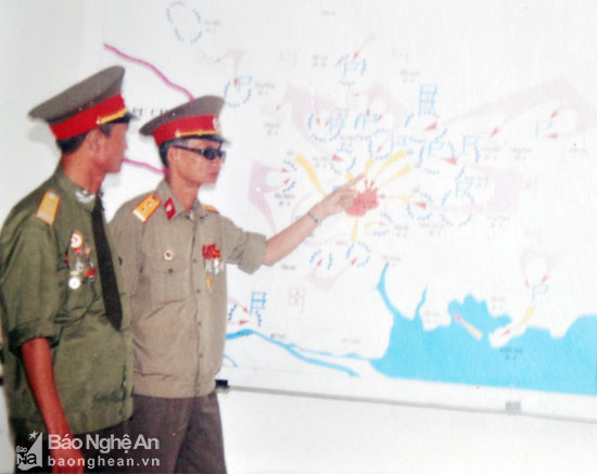 Anh hùng lực lượng vũ trang Nguyễn Quang Trung (bên trái) cùng đồng đội xem lại bản đồ chiến dịch Hồ Chí Minh (1975)