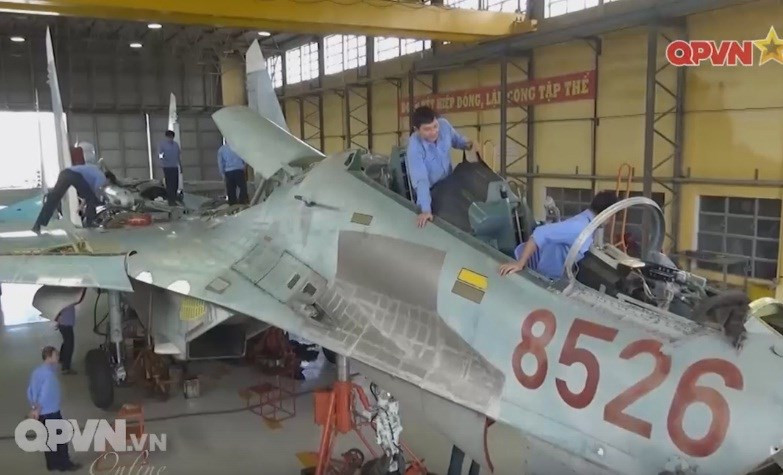 Trong ảnh là chiếc 8526 Su-27UBK đang được nhà máy A32 tiến hành đại tu, nâng cấp.