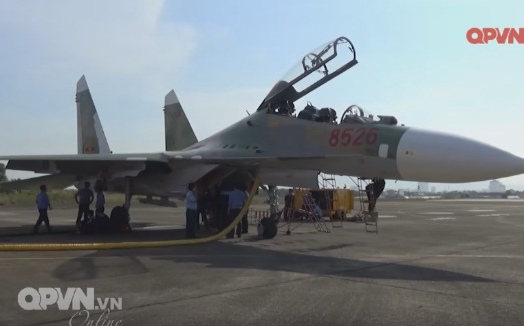 Trong ảnh, tiêm kích kiêm máy bay huấn luyện Su-27UBK 8526 rời nhà máy với màu sơn ngụy trang cỏ mía tương tự các máy báy Su-30MK2 trang bị cho Trung đoàn 923 và 927.