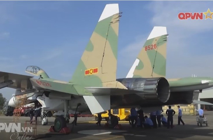 Máy bay tiêm kích Su-27UBK đang được kiểm tra kỹ thuật kỹ càng chuẩn bị cho chuyến bay chuyển sân về căn cứ Trung đoàn 940.
