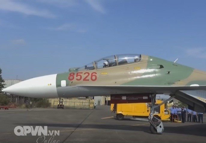 Giờ phút đặc biệt với tập thể cán bộ công nhân viên nhà máy A32 – Su-27UBK 8526 lăn bánh chuẩn bị cất cánh