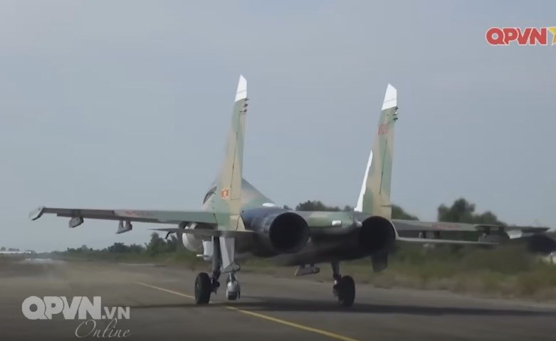 Hiện KQND Việt Nam được trang bị 5 chiếc Su-27UBK trên tổng số 10 Su-27 còn hoạt động. Tất cả đều được trang bị cho Trung đoàn 925 làm nhiệm vụ bảo vệ vùng trời miền Trung và đặc biệt là quần đảo Trường Sa.