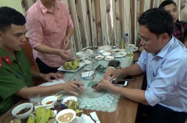 Hình ảnh nhà báo Duy Phong bị bắt khi nhận tiền của doanh nghiệp