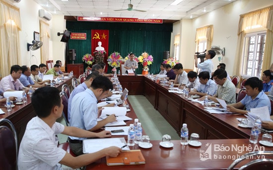 Cuộc họp do Phó Chủ tịch UBND tỉnh chủ trì tại huyện Quế Phong ngày 27/6. Ảnh: Hồ Phương