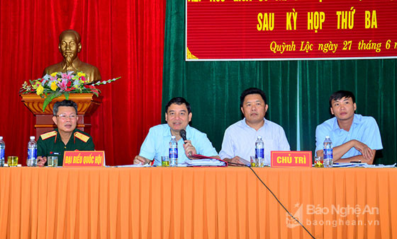 Các đại biểu Quốc hội tiếp xúc cử tri thị xã Hoàng Mai. Ảnh: Thành Duy