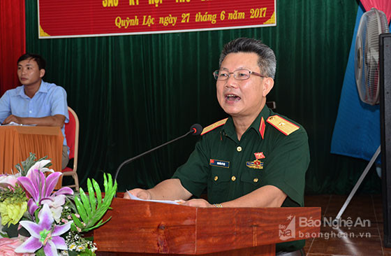 Thiếu tướng Nguyễn Sỹ Hội thông báo đến cử tri thị xã Hoàng Mai kết quả kỳ họp thứ 3, Quốc hội khóa XIV. Ảnh: Thành Duy