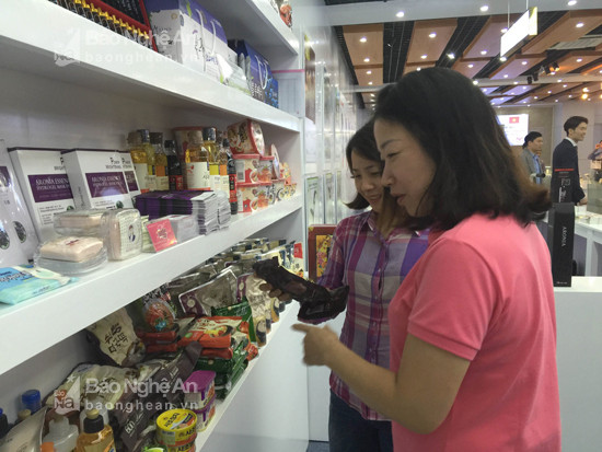 Du khách đến tham quan gian hàng Hàn Quốc tại tầng 3 chợ Vinh.