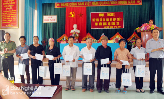 Đại biểu Quốc hội tỉnh dành 10 suất quà tặng 10 hộ gia đình chính sách gặp hoàn cảnh khó khăn trên địa bàn xã Hội Sơn và Hoa Sơn. 
