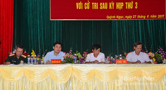 Các đại biểu tiếp xúc cử tri 9 xã của huyện Quỳnh Lưu tại xã Quỳnh Ngọc. Ảnh: Thành Duy.