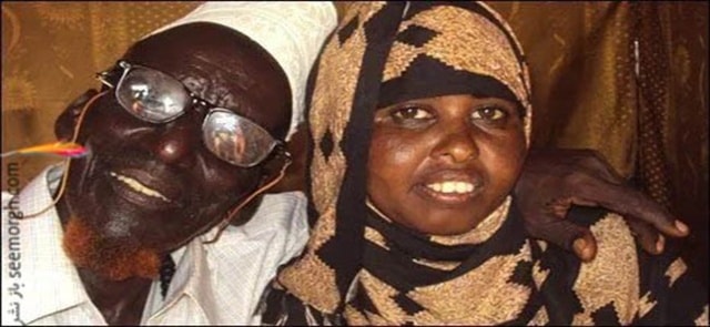 Năm 2009, cụ ông Ahmed Muhamed Dore, khi đó 112 tuổi, đã kết hôn với Safia Abdulleh, 17 tuổi. Đám cưới của cặp đôi chênh lệch tuổi tác quá lớn này khiến không ít người kinh ngạc. Được biết, ông Amed, đến từ Somali, trước đó đã có 5 bà vợ. Ảnh: MB.