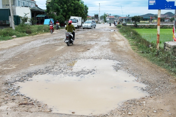 Đường Quỳnh Lưu xuống cấp. Ảnh: Việt Hùng