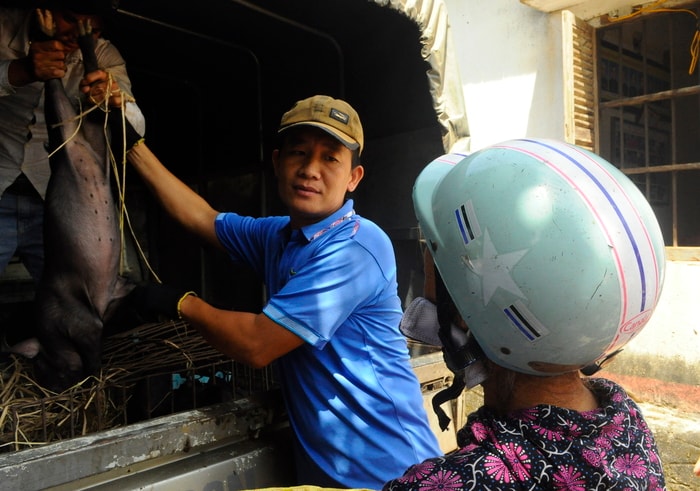 Tặng con giống cho phụ nữ nghèo