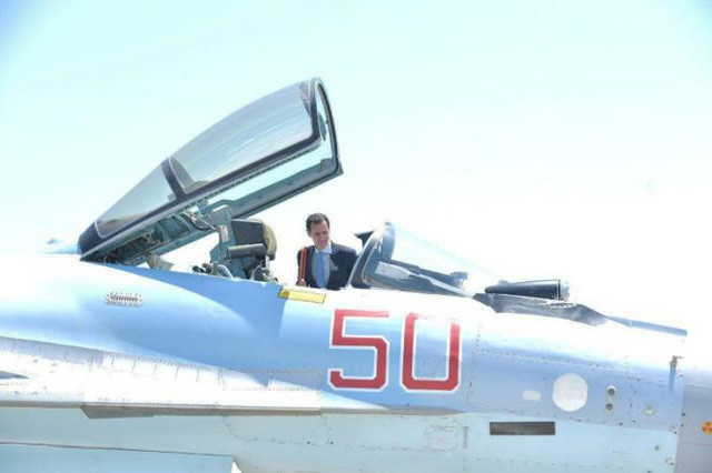 Tổng thống Assad ngồi vào buồng lái của máy bay chiến đấu Su-35 của Nga (Ảnh: Reuters)