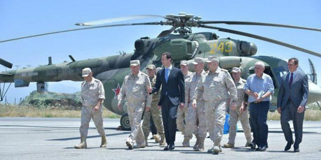 Các quan chức quân sự Nga đi cùng Tổng thống Assad tại căn cứ Hmeymim (Ảnh: Reuters)