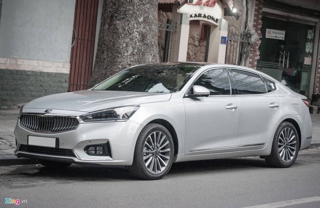 Mẫu sedan này được chấp bút thiết kế bởi Peter Schreyer, hiện là thiết kế trưởng của Hyundai – Kia. Ông là người góp phần vào thiết kế mẫu coupe Audi TT, một trong những thiết kế xe có ảnh hưởng nhất đến ngành công nghiệp ôtô, theo đánh giá của Car Design News. Do đó, những đường nét thiết kế của K7 khá hiện đại và sang trọng.
