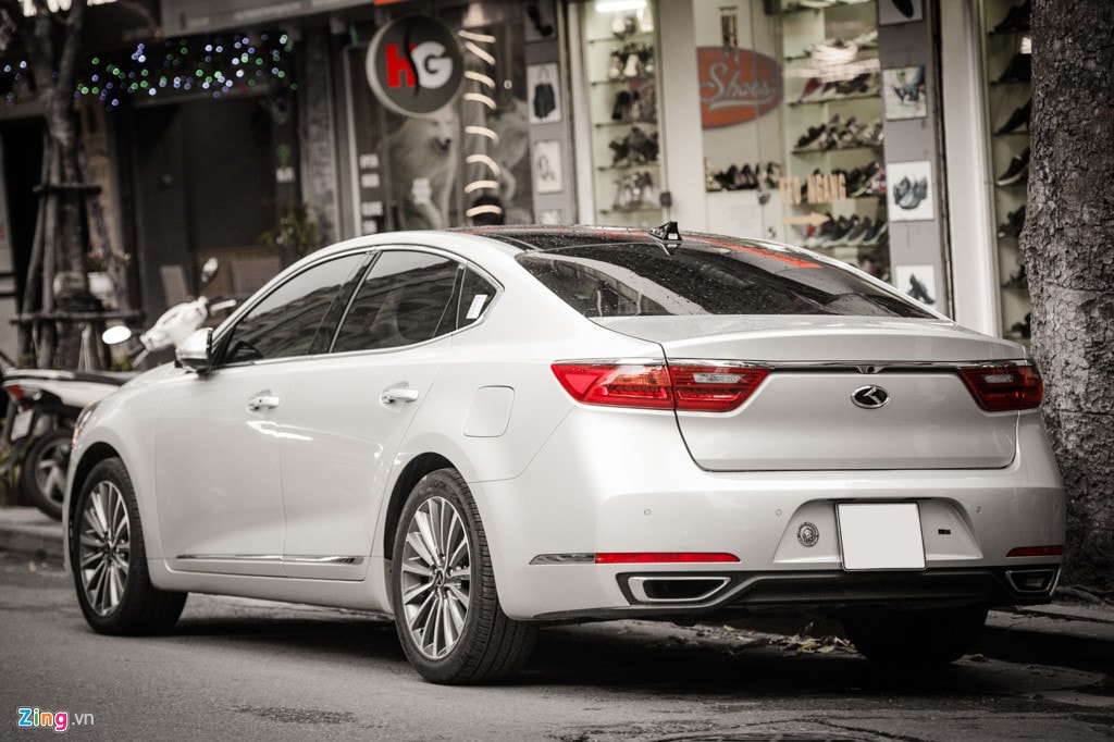 Kia K7 2017 được đánh giá là một trong những dòng xe có độ an toàn cao tại Mỹ. Xe trang bị nhiều công nghệ hỗ trợ người lái như cân bằng thân xe điện tử, chống bó cứng phanh ABS, cảm biến đỗ xe, cảnh báo điểm mù, phanh tự động tiền va chạm, cảnh báo đi lệch làn đường, kiểm soát hành trình ...