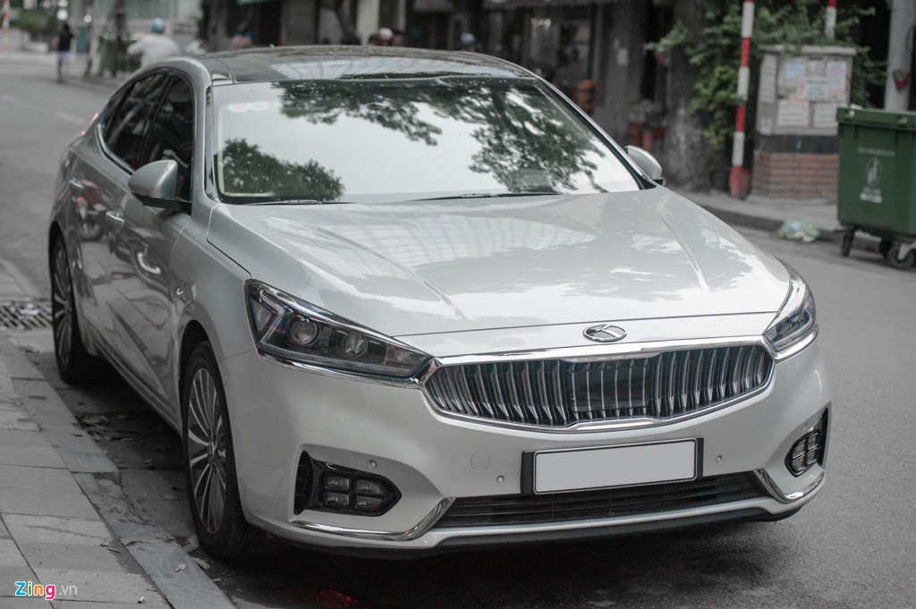 Kia K7 hay Cadenza tùy thị trường bán ra từ năm 2010. Mùa thu 2016, Kia giới thiệu những chiếc K7 2017, thế hệ thứ 2 của dòng sedan này. So với phiên bản cũ, K7 2017 thay đổi rất nhiều, theo hướng sang trọng hơn. 