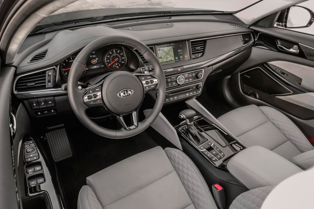 Kia K7 sở hữu nội thất bọc da sang trọng. Bảng táp lô tích hợp đồng hồ cơ theo phong cách trên nhiều dòng xe sang. Ghế lái chỉnh điện 14 hướng, nhớ ghế 2 vị trí. Trong khi ghế hành khách chỉnh điện 10 hướng. Hệ thống âm thanh vòm Harman/Kardon, 12 loa, tích hợp các kết nối USB/AUX, Apple CarPlay, Android Auto, Bluetooth...