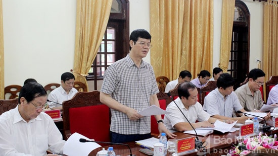 Đồng chí Lê Xuân Đại - Ủy viên BTV Tỉnh ủy, Phó Chủ tịch thường trực UBND tỉnh báo cáo tình hình phát triển KT-XH 6 tháng đầu năm và nhiệm vụ 6 tháng cuối năm 2017. Ảnh: Nguyên Sơn