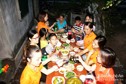 Gần 15 thành viên của đoàn cùng bà Xuân quây quần trong bữa cơm tối với những món ăn “xứ nhút” quen thuộc, không khí gia đình rất ấm cúng. Ảnh: Huy Thư