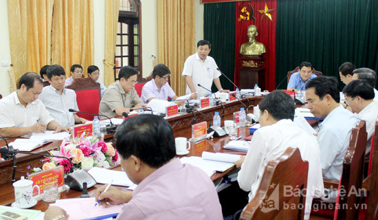 Đồng chí Nguyễn Xuân Đường tiếp thu những ý kiến của BTV Tỉnh ủy và chỉ đảo các sở, ngành rà soát về công tác chuyển đổi, cổ phần hóa các công ty nông, lâm nghiệp. Ảnh: Nguyên Sơn