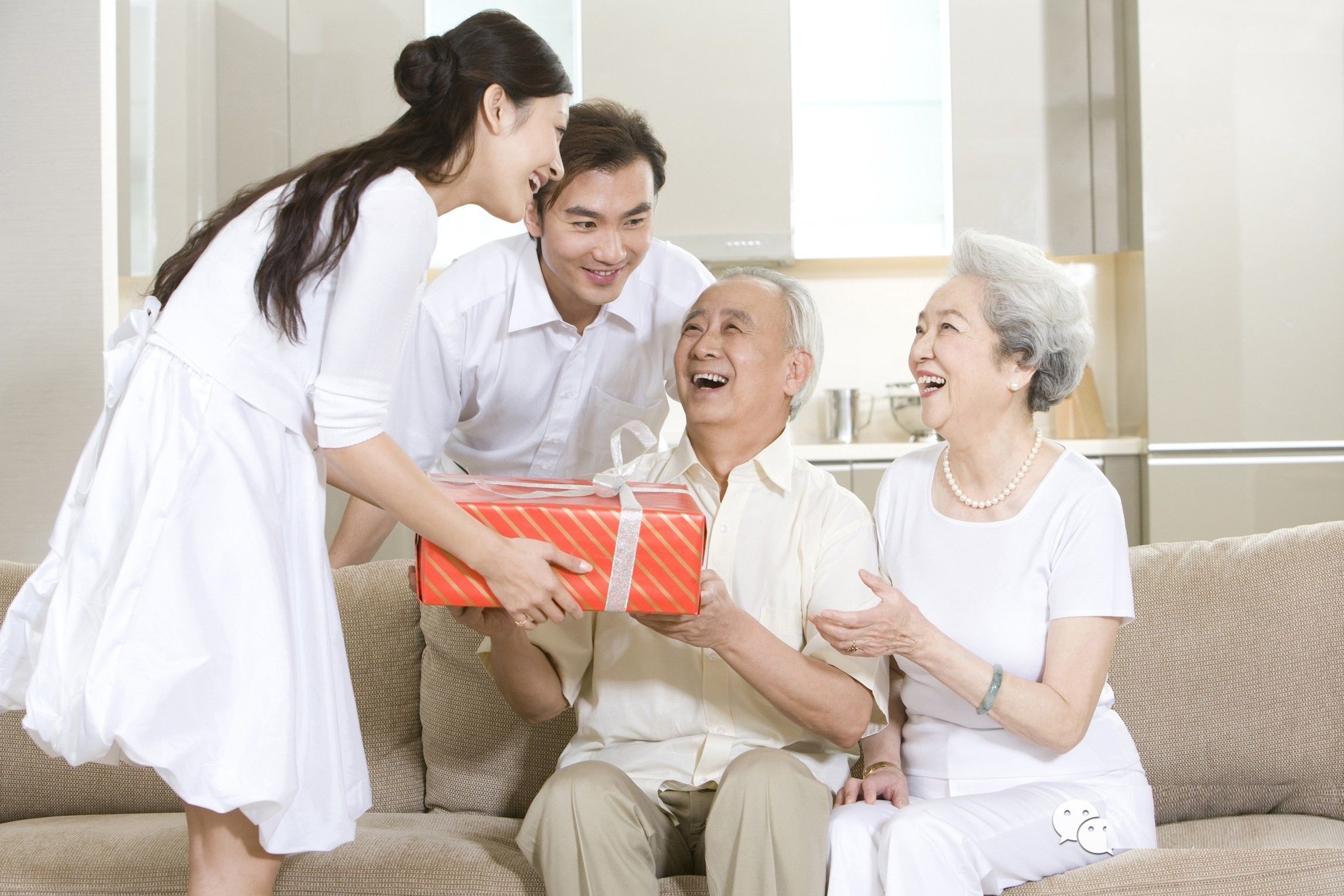 Phụ nữ thông minh biết yêu thương và chăm sóc bố mẹ chồng như bố mẹ mình. Ảnh minh họa