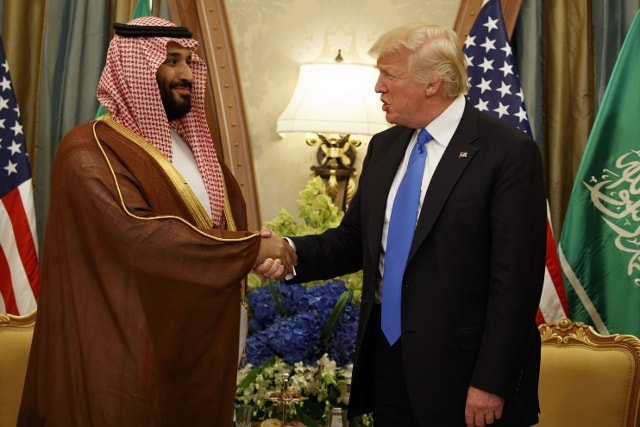 Tổng thống Mỹ Donald Trump và Hoàng tử Saudi Mohammed bin Salman. Ảnh: AP