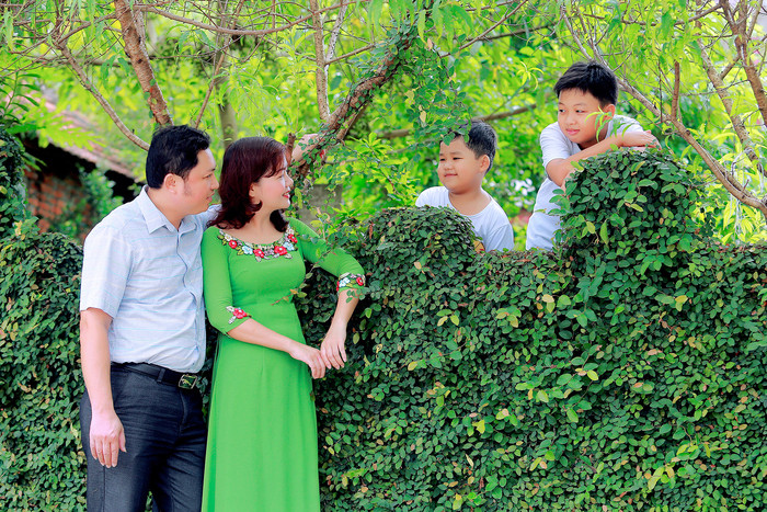 Bố mẹ và các con. Ảnh: Sách Nguyễn