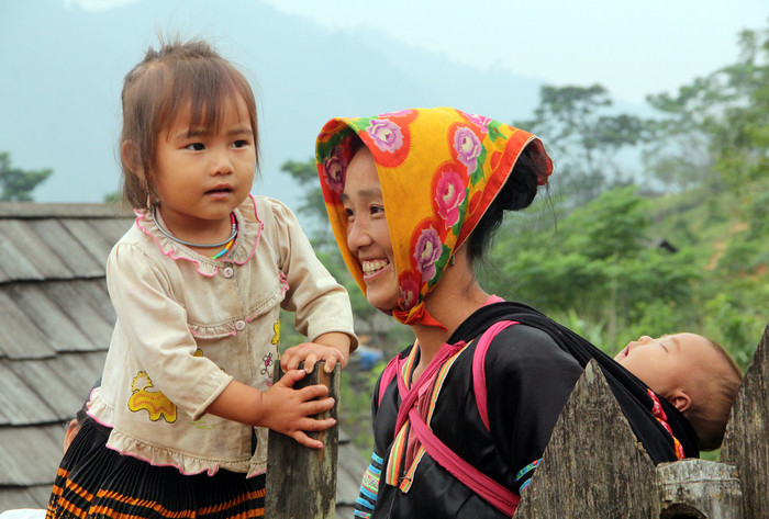 Người mẹ bản Mông và các con (ảnh chụp tại Tri Lễ, Quế Phong). Ảnh: Hồ Phương