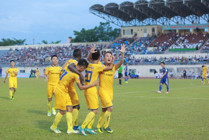 Các đồng đội chia vui cùng Phan Văn Đức trong bàn thắng nâng tỷ số lên 2-0 - Ảnh: Trung Kiên