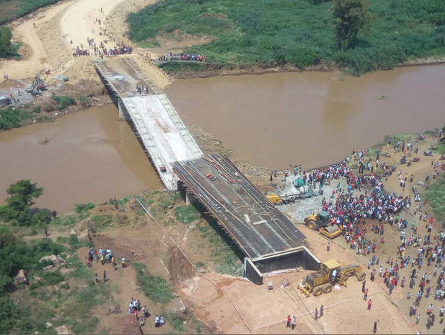 Ảnh chụp cây cầu do Trung Quốc xây dựng bị sập ở Kenya được đăng tải trên mạng xã hội (Ảnh: Twitter)