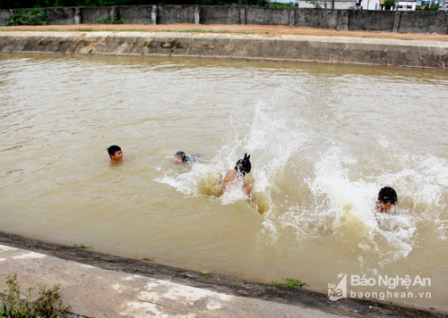 Mỗi chiều, trên kênh đào chảy qua các xã Liên Thành, Công Thành… (Yên Thành),  rất đông trẻ em đến tắm. Kênh rộng khoảng 8 -10 m, lòng sâu hơn 2m, trong khi các em không có phao cứu sinh, áo phao... Ảnh: Huy Thư