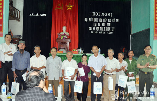 Các đại biểu Quốc hội: Lê Quang Huy và Nguyễn Hữu Cầu tặng quà cho các gia đình chính sách trên địa bàn huyện Đô Lương. Ảnh: Công Kiên