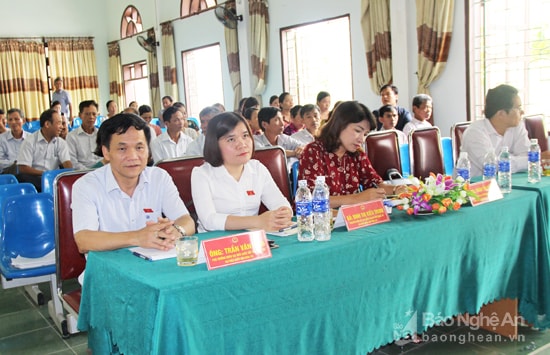 Các đại biểu tham gia cuộc tiếp xúc cử tri. Ảnh: Mai Hoa