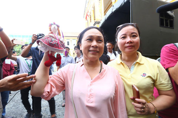 Cầm trên tay búp bê may mắn, bà Hồ Mai Phương hạnh phúc rớt nước mắt cám ơn luật sư Phạm Công Hùng, các cơ quan báo chí, dư luận đã đồng hành với hai mẹ con bà trong suốt quá trình của vụ án.