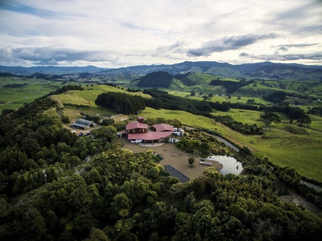 Nằm trên đỉnh đồi nhìn xuống Bán đảo Coromandel của New Zealand, khu nghỉ dưỡng Manawa Ridge là địa điểm lý tưởng để du khách có thể hòa mình với thiên nhiên sinh thái cùng các hoạt động khám phá.