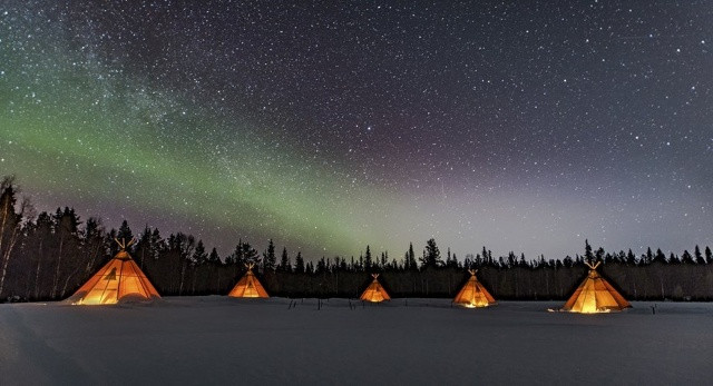 Những người chăn tuần lộc lại chia sẻ cuộc sống bản địa của họ tại khu cắm trại thiên nhiên ngoài trời Sápmi ở phía bắc Thụy Điển.