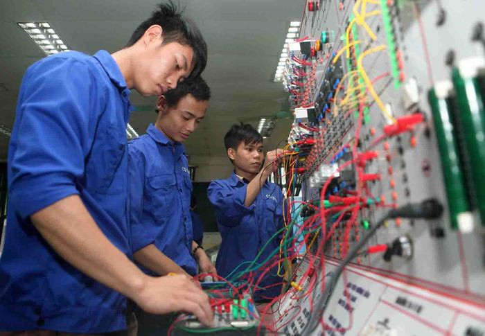 Giờ thực hành của sinh viên Trường Cao đẳng nghề KTCN Việt Nam - Hàn Quốc.