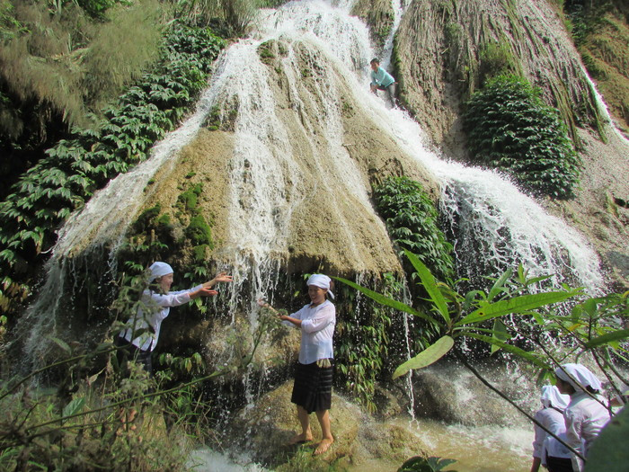 Mùa hè nhiều du khách đến với thác Hồng Sơn (xã Tân Hợp, huyện Tân Kỳ).