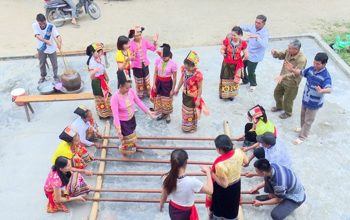 Cùng nhau nhảy theo tiếng cồng chiêng của bà con bản Thái Minh, xã Tiên Kỳ (Tân Kỳ) tại lễ hội Trời Sấm.