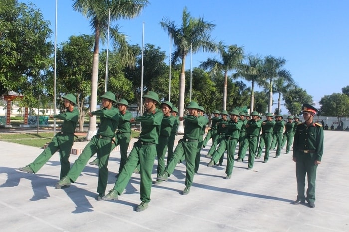 Cán bộ, chiến sỹ Bộ CHQS tỉnh học tập điều lệnh đội ngũ, nâng cao tác phong chính quy của quân nhân. Ảnh: Hoàng Long