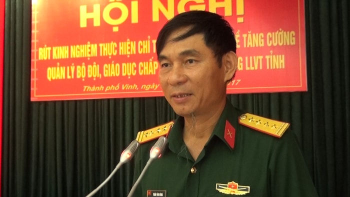 Đại tá Trần Văn Hùng - Chỉ huy trưởng Bộ CHQS tỉnh phát biểu chỉ đạo tại hội nghị. Ảnh: Phong Quang