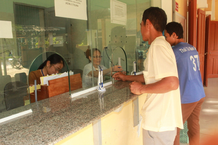 Phát thuốc Methadone cho bệnh nhân tại Trung tâm Y tế huyện Con Cuông. Ảnh: Thanh Sơn