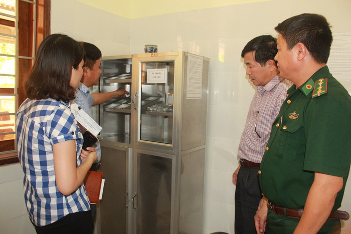 Kiểm tra cơ sở điều trị Meethadone tại huyện Kỳ Sơn. Ảnh: Thanh Hoa