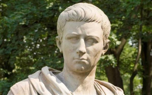 Hoàng đế La Mã Caligula được biết đến là một vị vua điên cuồng, độc ác và trụy lạc khủng khiếp. Theo đó, Caligula tuyên bố ngày nào cũng là ngày nghỉ và tổ chức những cuộc chơi giết chóc đẫm máu. Bất cứ người nào lên tiếng phản đối đều bị đội cận vệ của Caligula kéo xuống bắt chiến đấu với thú hoang ở đấu trường. Vị hoàng đế này còn có quan hệ loạn luân với chính những người chị em của mình. Caligula trở thành nhân vật khét tiếng lịch sử với những tội ác rùng rợn.