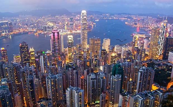 Với 8.000 tòa nhà cao ốc trên một mảnh đất chỉ rộng 1.103 cây số vuông, Hong Kong đang là nơi có nhiều cao ốc nhất trên thế giới.