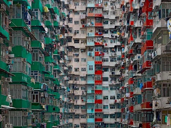 Không thể không nhắc tới khu nhà ở cho người nghèo nổi tiếng ở Hong Kong với mật độ không thể tin nổi, mỗi 